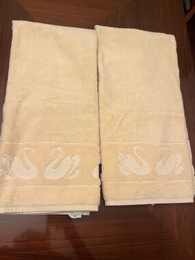 Vintage Canon Cream Bath Towels with Woven Swan design